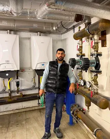 Mehmet Berk, iki duvar tipi kombi ve sirkülasyon pompalarının bulunduğu bir kazan dairesinde
